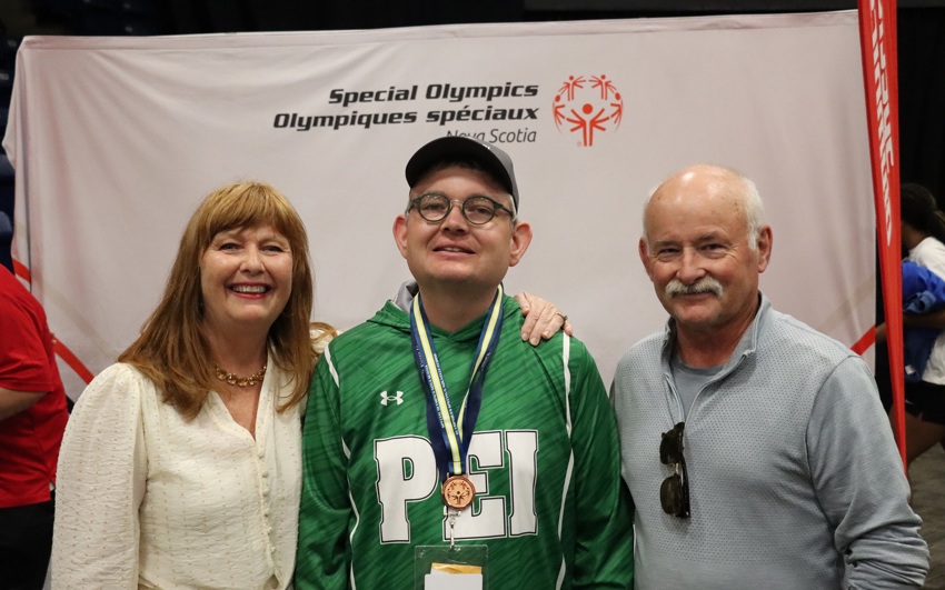 Special Olympics PEI, Golf, Athlete with Medal, Athlete with Parents